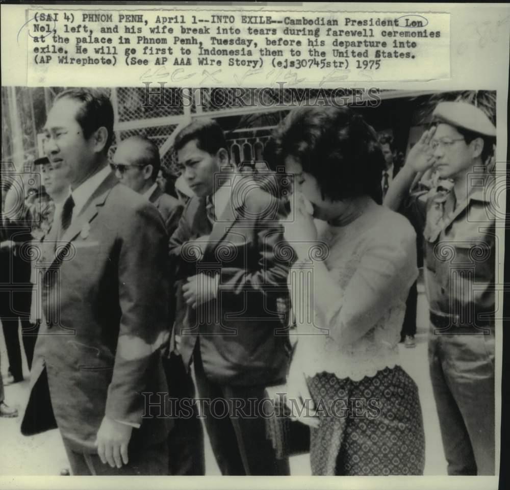 នាប្រមុខលន់ នល់ និងក្រុមគ្រួសារ ចានចេញពីក្រុងភ្នំពេញ នៅព្រឹកថ្ងៃទី១ ខែមេសា ឆ្នាំ១៩៧៥ 