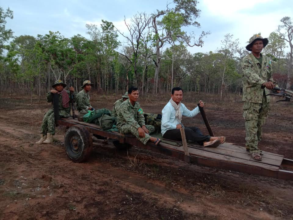 លោក ភួង លីណា ប្រធានមន្ទីរបរិស្ថានខេត្តឧត្តរមានជ័យ ដែលអង្គុយពាក់អាវពណ៌ផ្ទៃមេឃ<br>
