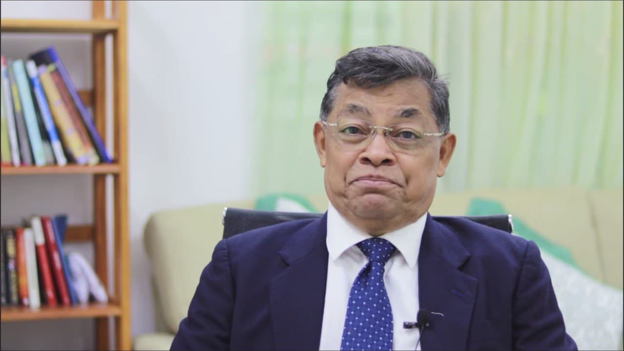 លោក សំបូរ មា​ណ្ណា​រ៉ា សាស្ត្រាចារ្យ​ប្រវត្តិសាស្ត្រ​ខ្មែរ