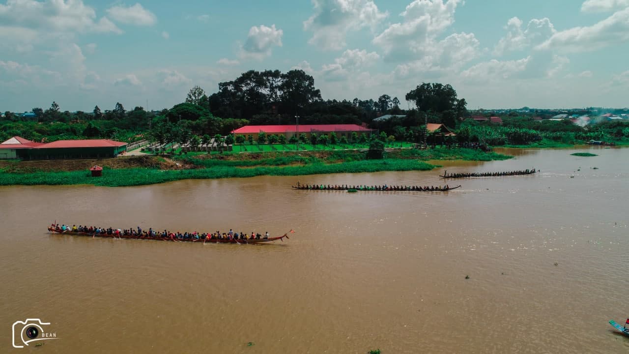 ទិដ្ឋភាពកីឡាករអុំទូកនៅ សង្កាត់កោះអន្លុងចិន ក្រុងតាខ្មៅ ក្នុងពេលហ្វឹកហាត់ (៣១ ខែតុលា ឆ្នាំ២០២១)
