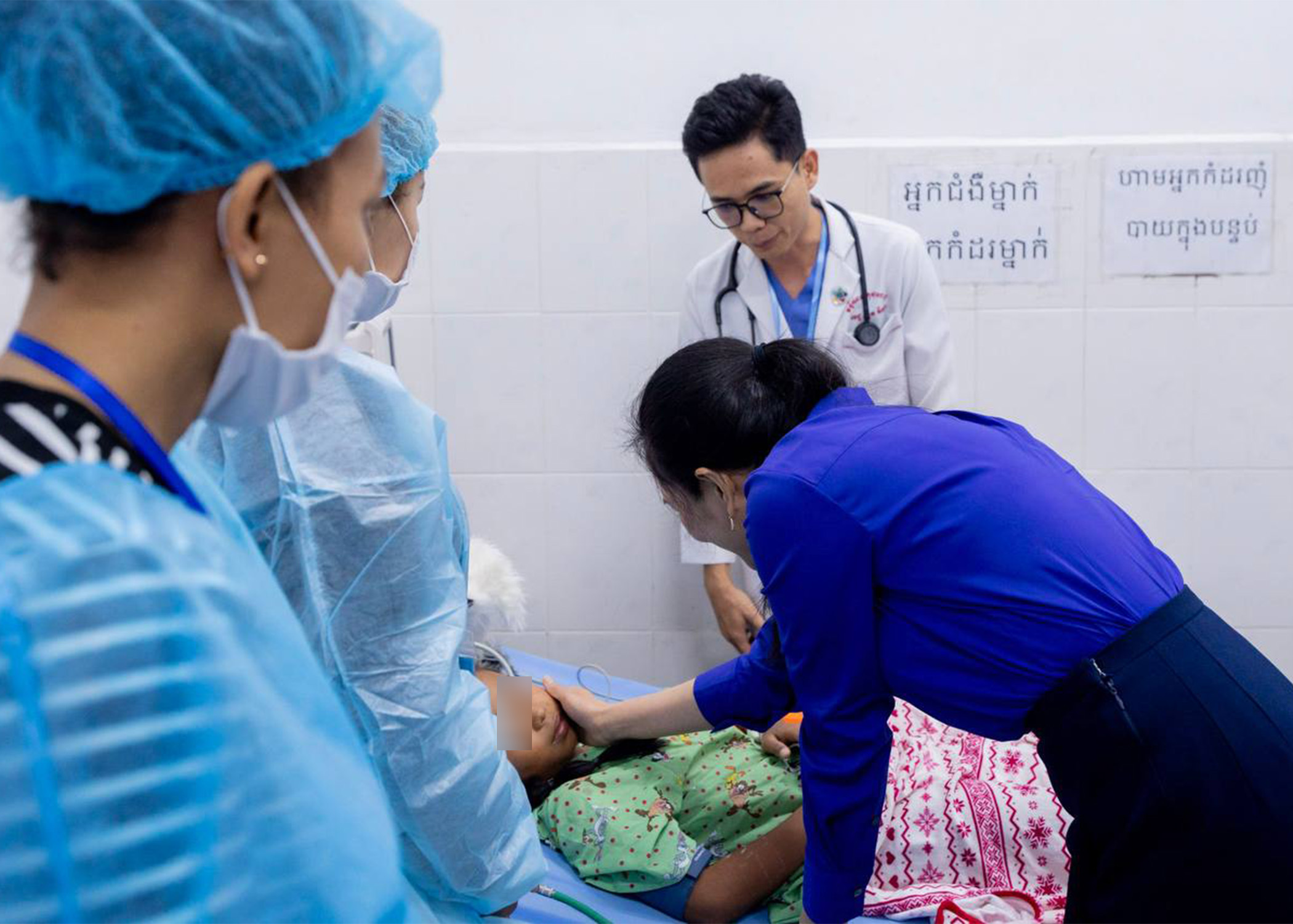 លោកជំទាវបណ្ឌិត ពេជ ចន្ទមុន្នី ចុះពិនិត្យវឌ្ឍនភាពគម្រោងវះកាត់បេះដូងកុមារ។ រូបភាព៖ សម្តេចធិបតី ហ៊ុន ម៉ាណែត