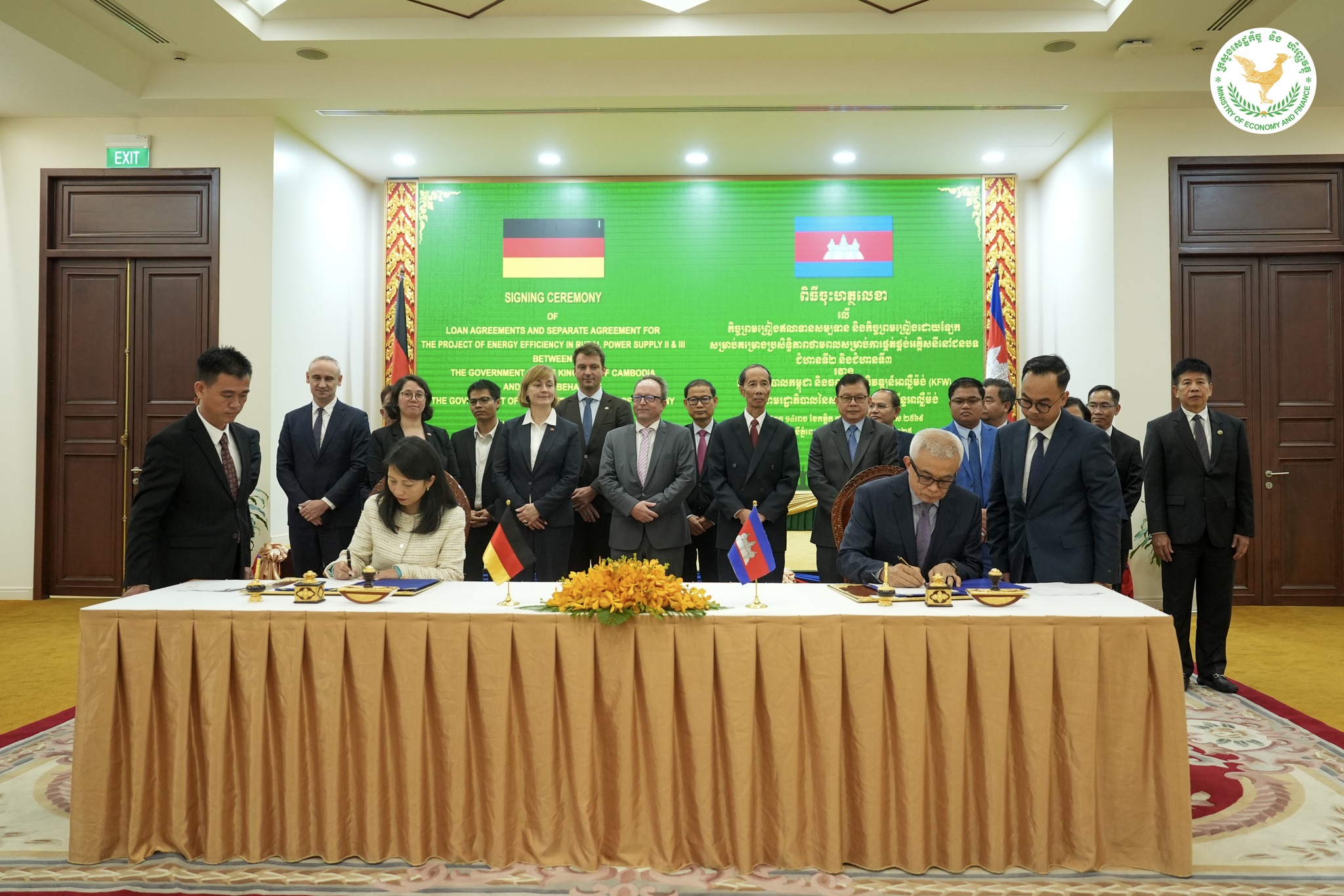 លោកឧបនាយករដ្ឋមន្រ្តី អូន ព័ន្ធមុនីរ័ត្ន រដ្ឋមន្ត្រីក្រសួងសេដ្ឋកិច្ច និងលោកស្រី Thao NGUYEN អ្នកគ្រប់គ្រងប្រចាំប្រទេសកម្ពុជា ឡាវ និងវៀតណាម ប្រចាំការិយាល័យកណ្តាល នៃធនាគារអភិវឌ្ឍន៍អាល្លឺម៉ង់ ចុះកិច្ចព្រមព្រៀងឥណទានសម្បទាន ក្នុងទំហំទឹកប្រាក់៤៧,៥លានអឺរ៉ូដល់កម្ពុជា។