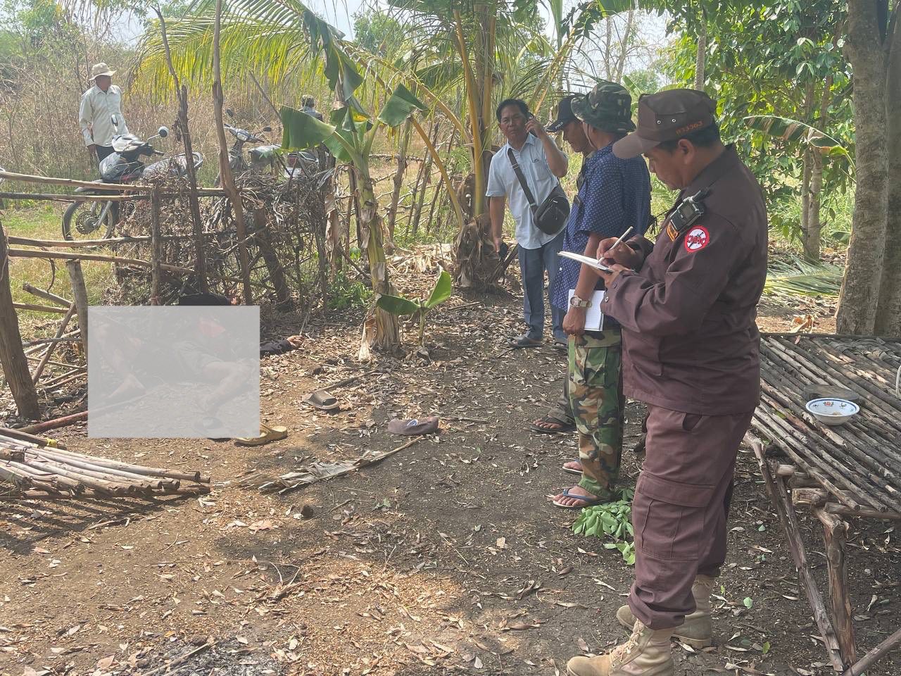 បុរសអាយុ៤២ឆ្នាំម្នាក់​ បានបាត់បង់ជីវិត ក្នុងហេតុផ្ទុះគ្រាប់បែកចង្កោម នៅខេត្តបន្ទាយមានជ័យ កាលពីថ្ងៃទី១៩មីនា ឆ្នាំ២០២៦។ រូបភាព៖ អាជ្ញាធរមីន&nbsp;