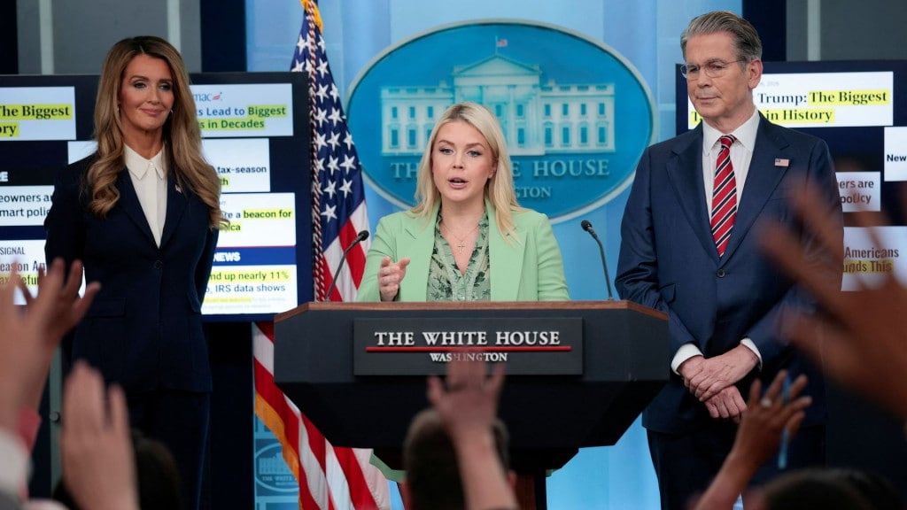 លោកស្រី ការ៉ូលីន លេវីត