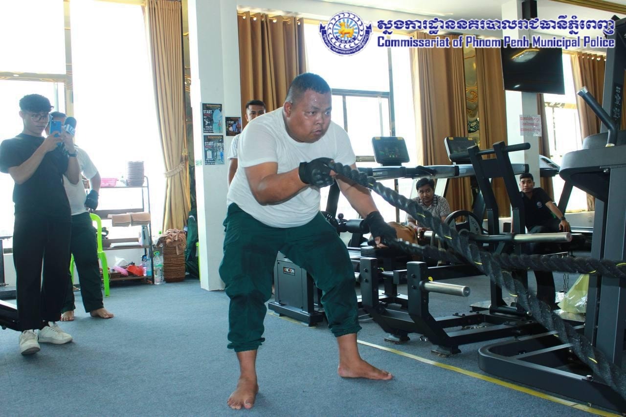 មន្ត្រីនគរបាលខណ្ឌកំបូលធ្វើលំហាត់ប្រាណ។ រូបភាព៖ ស្នងការនគរបាលរាជធានីភ្នំពេញ