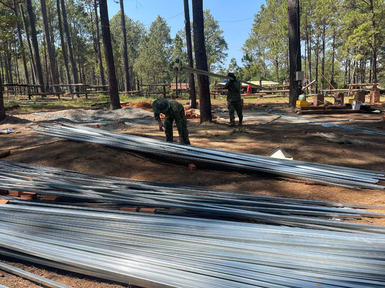 ជនខិលខូចលួចបោះបង្គោលរបងហ៊ុមព័ទ្ធ ដីក្នុងឧទ្យានជាតិគិរីរម្យ។ រូបភាព៖ ក្រសួងបរិស្ថាន