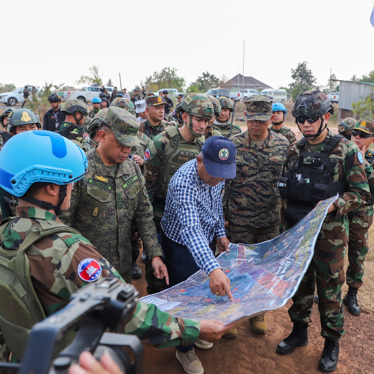 អភិបាលខេត្តបន្ទាយមានជ័យ និងក្រុមអ្នកសង្កេតការអាស៊ាន (AOT) ក្នុងពេលចុះពិនិត្យមើលស្ថានភាពព្រំដែនកម្ពុជា-ថៃ។