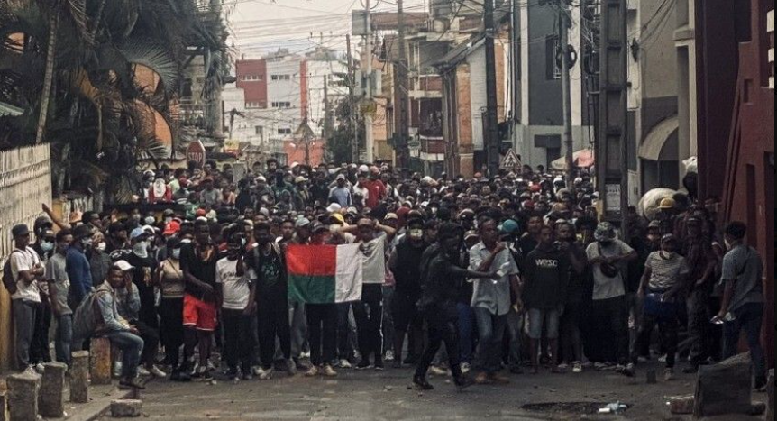 យុវជនជេនហ្ស៊ី នាំគ្នាធ្វើបាតុកម្ម