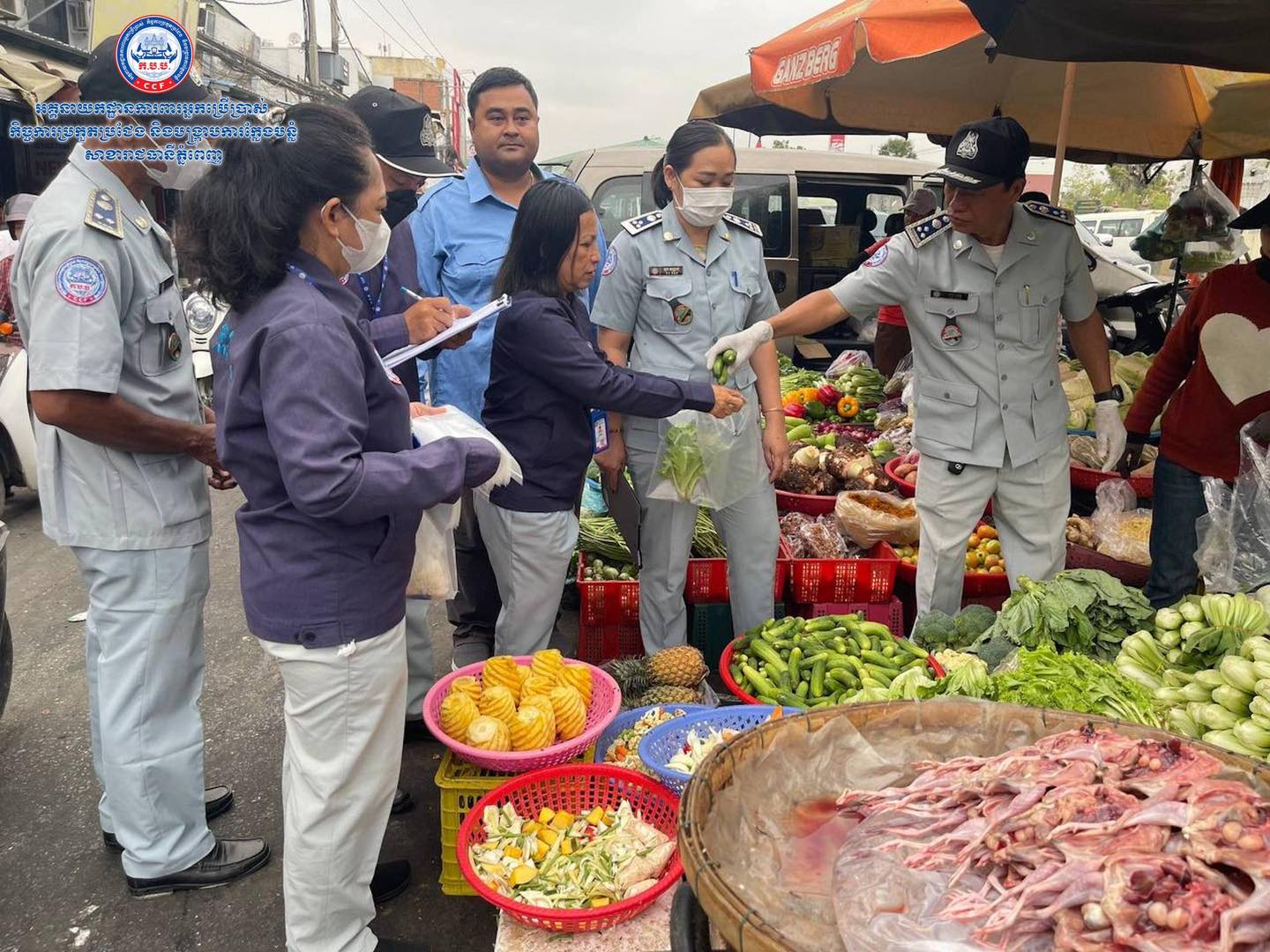 មន្រ្តី ក.ប.ប. ចុះត្រួតពិនិត្យការលក់ដូររបស់អាជីរករ