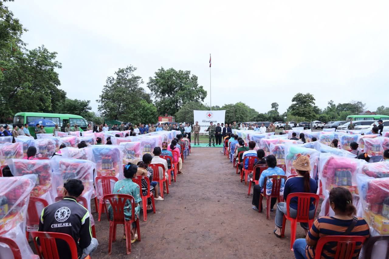 អាជ្ញាធរចែកស្បៀង និងអំណោយដល់ពលរដ្ឋ