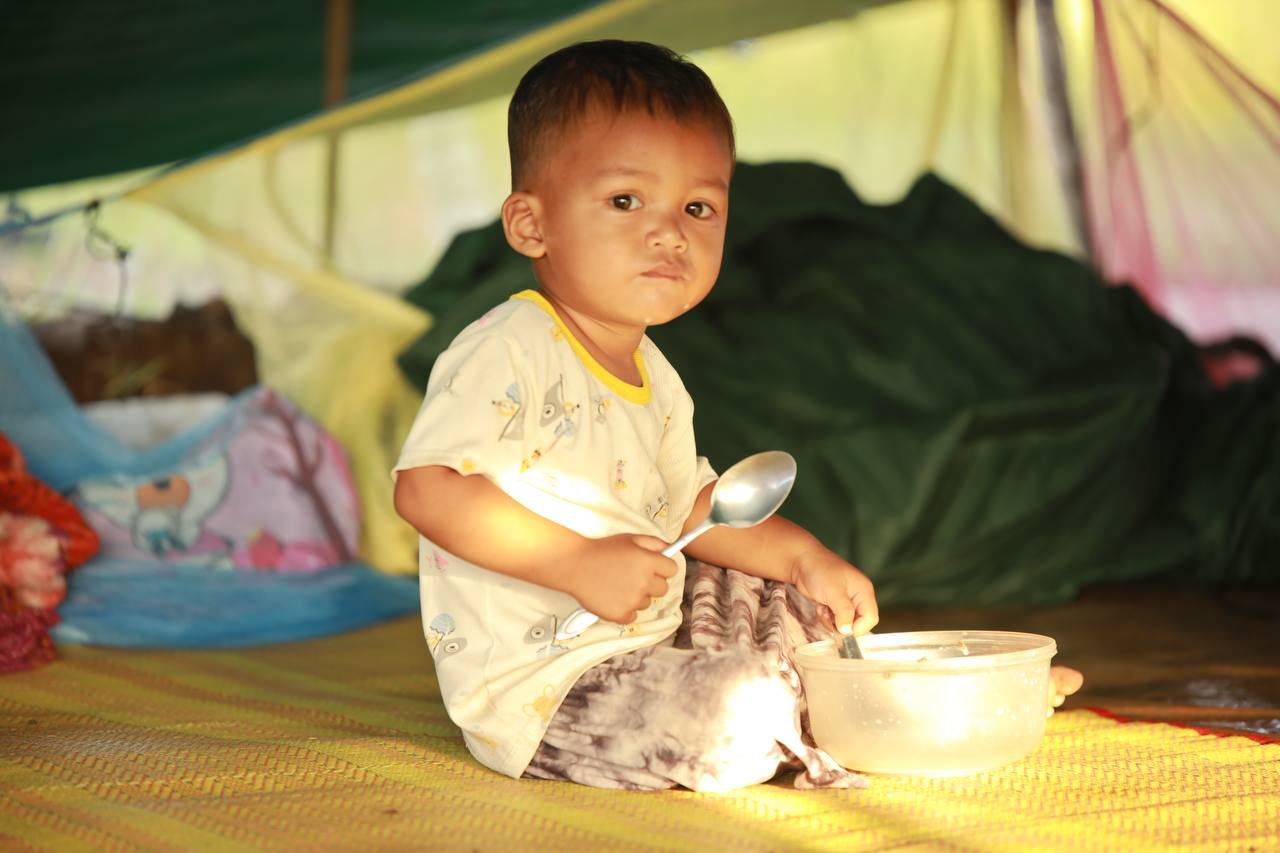 កុមាររងគ្រោះតាមបណ្តោយព្រំដែនកម្ពុជា-ថែ កំពុងភៀសសឹកនៅជំរំសុវត្ថិភាព។ ប្រភព៖មន្ទីរព័ត៌មានខេត្តព្រះវិហារ៕