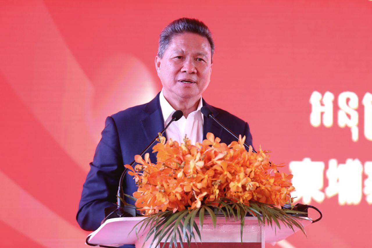 លោកឧបនាយករដ្ឋមន្ត្រី ស៊ុន ចាន់ថុល អនុប្រធានទី១ ក្រុមប្រឹក្សាអភិវឌ្ឍន៍កម្ពុជា ក្នុងពិធីបើកការដ្ឋានសាងសង់រោងចក្រផលិតសំបកកង់រថយន្តរបស់ក្រុមហ៊ុន វ៉ាន់លី ថាយអឺ កាលពីថ្ងៃទី១២ ខែមករា ឆ្នាំ២០២៥