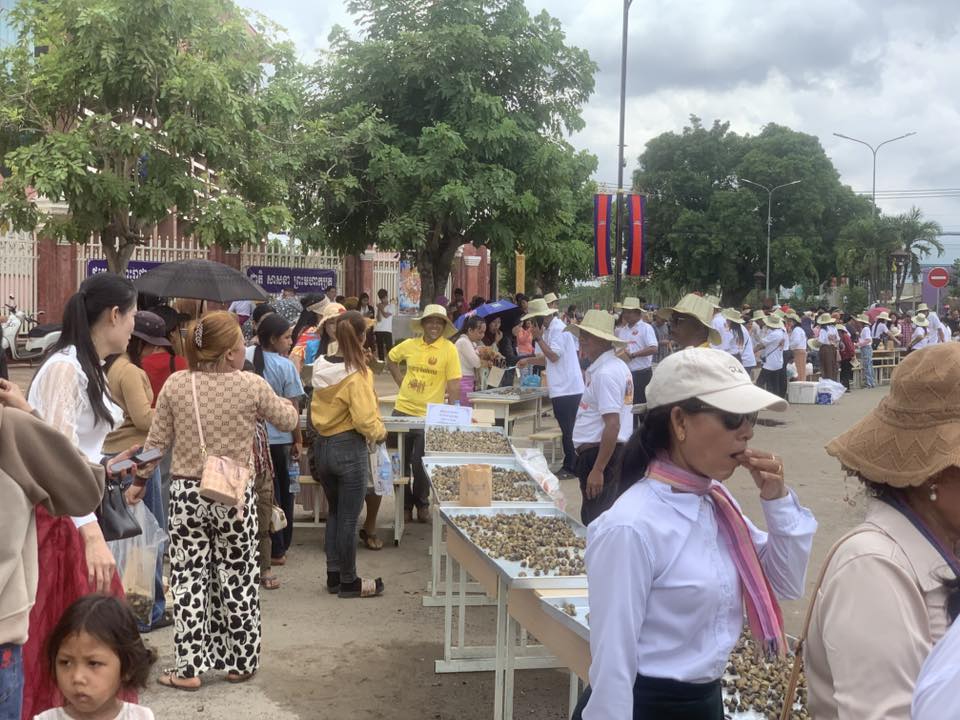 លៀសហាល ដែលបានដាក់ឱ្យពលរដ្ឋ និងភ្ញៀវទេសចរហូបដោយសេរី ក្នុងព្រឹត្តិការណ៍សង្ក្រាន្តកំពង់ចាម ឆ្នាំ២០២៥។ រូបភាព​៖ មន្ទីរទេសចរណ៍ខេត្តកំពង់ចាម