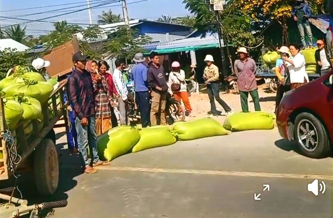 ប្រជាកសិករដែលបាននាំគ្នាតវ៉ាបិទកំណាត់ផ្លូវជាតិលេខ៥ ស្ថិតក្នុងឃុំកូនខ្លុង ស្រុកមោងឫស្សី ខេត្តបាត់ដំបង កាលពីរសៀលថ្ងៃទី១៣ ខែមករា