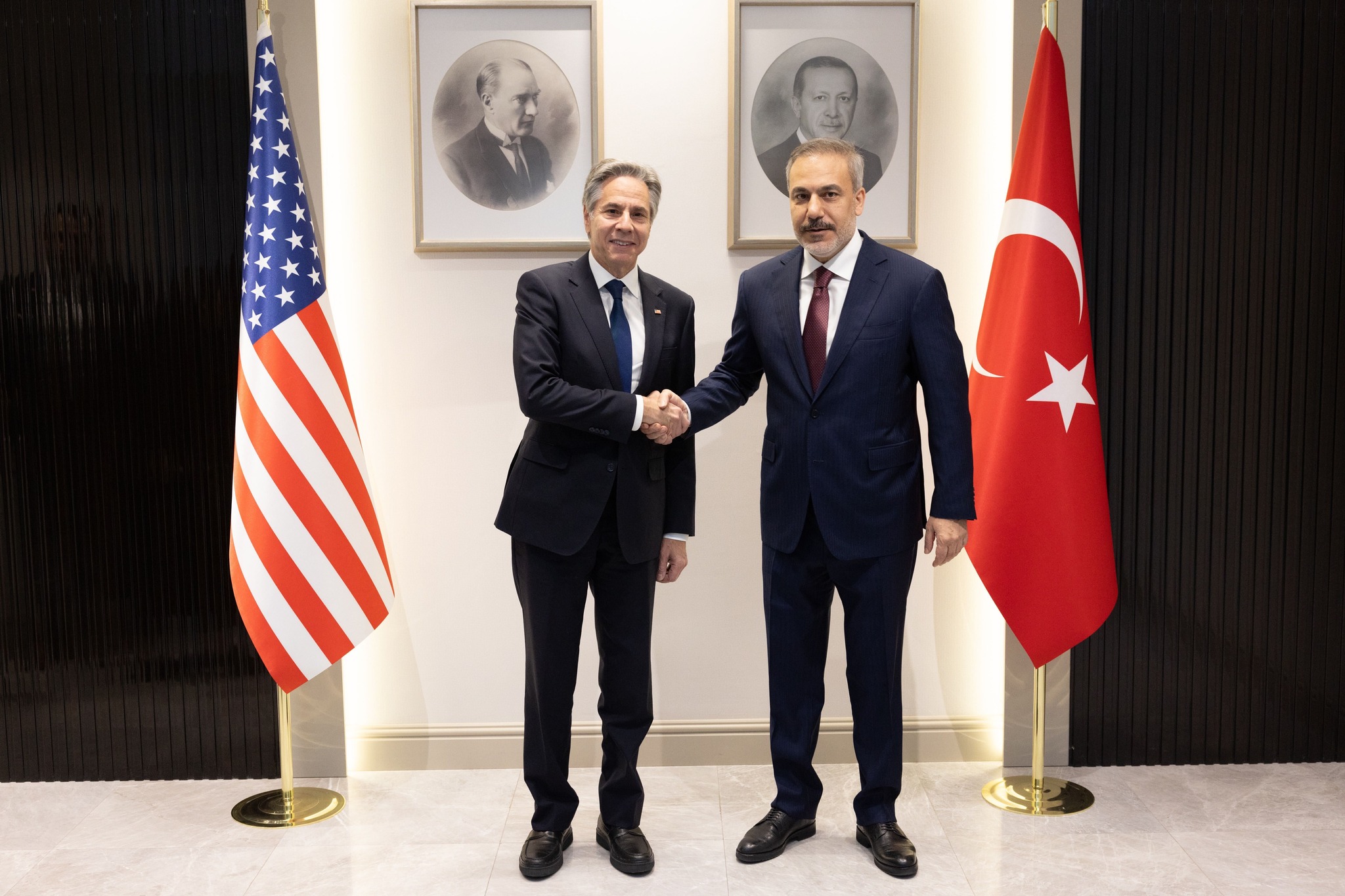 លោក ហាកាន ហ្វីដាន (ស្តាំ) និងលោក អាន់តូនី ប្លីងខេន