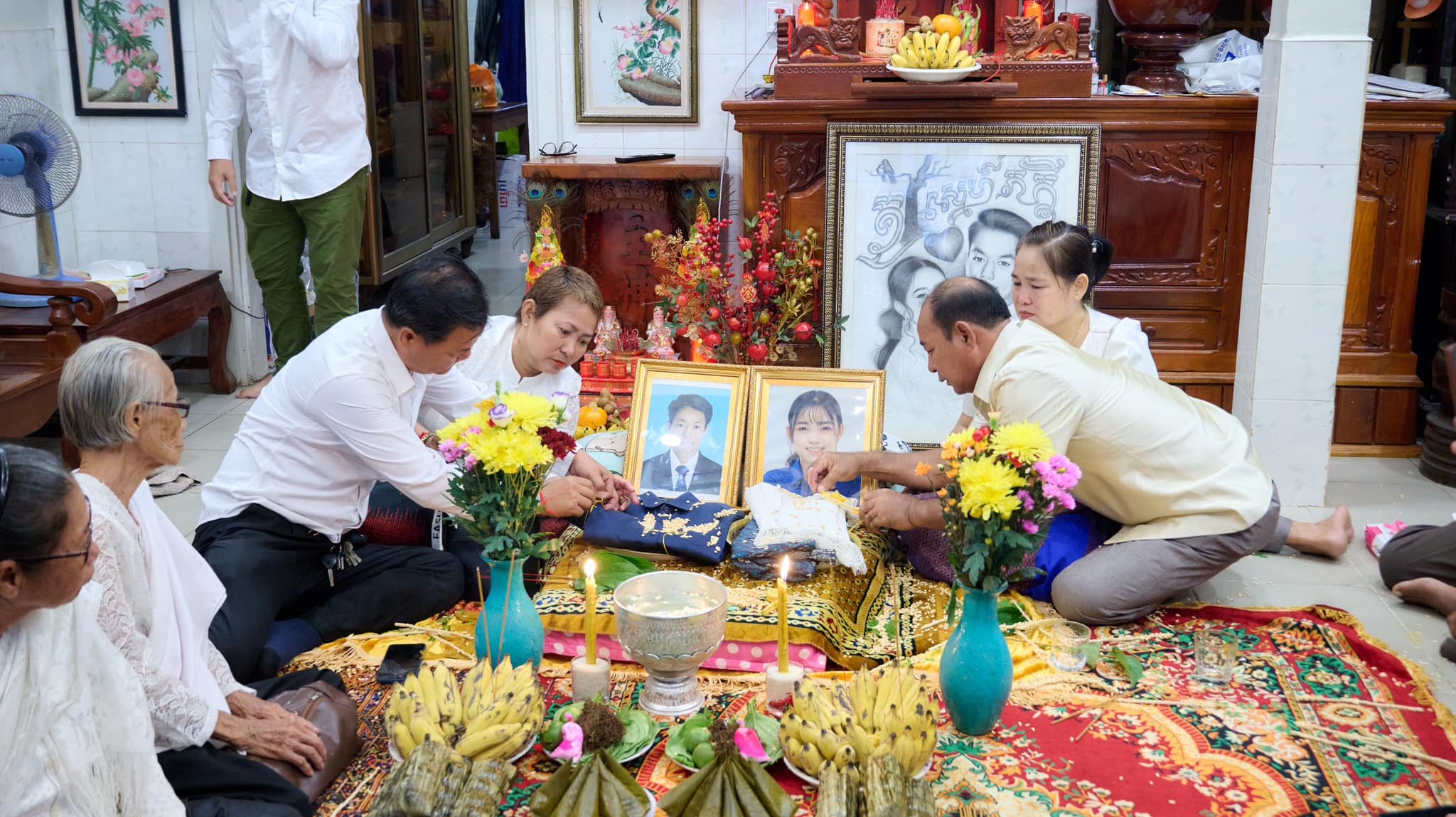 ឪពុកម្តាយទាំងសងខាង ធ្វើពិធីកួចចំណងដៃនៅមុខរូបថតលីសុង និងកញ្ចនា។&nbsp;