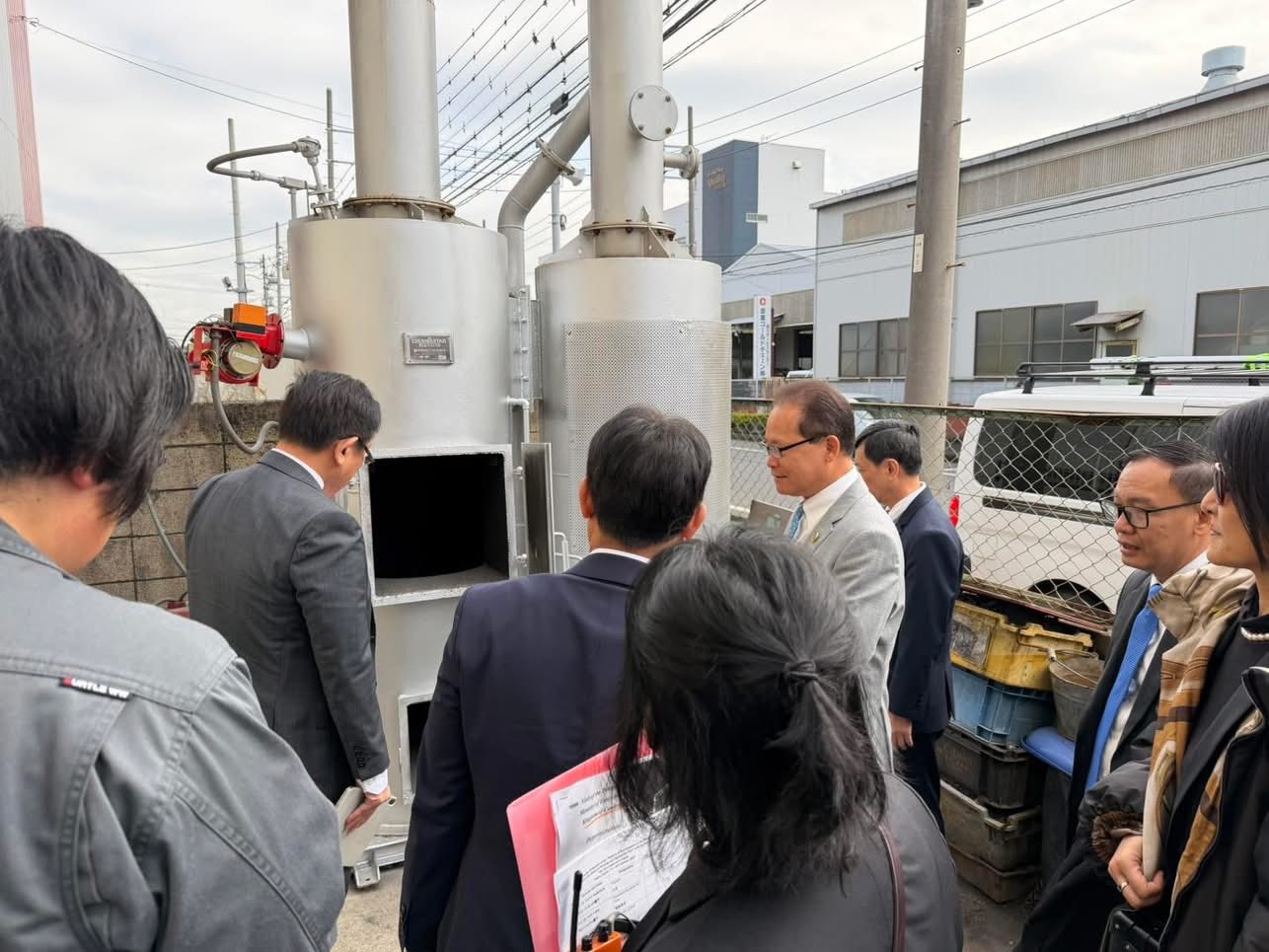 លោក អ៊ាង សុផល្លែត ធ្វើទស្សនកិច្ចរោងចក្រផលិតឡសំណល់វេជ្ជសាស្ត្រនិងសំណល់ប្លាស្ទិក នៅប្រទេសជប៉ុន។ រូបភាព៖ ក្រសួងបរិស្ថាន