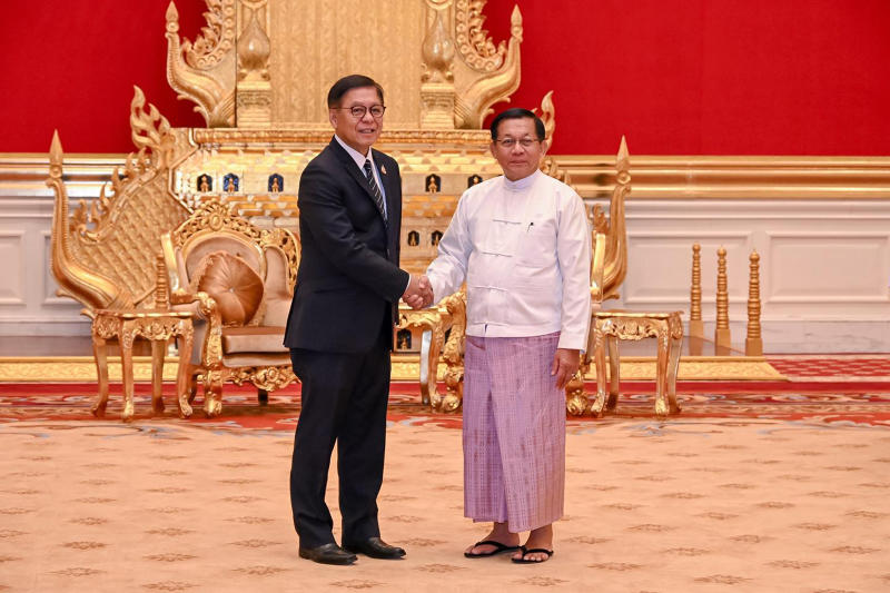 លោក សីហសក្តិ ភួងកេតកែវ (ឆ្វេង) និងលោក មីន អ៊ុងឡាំង