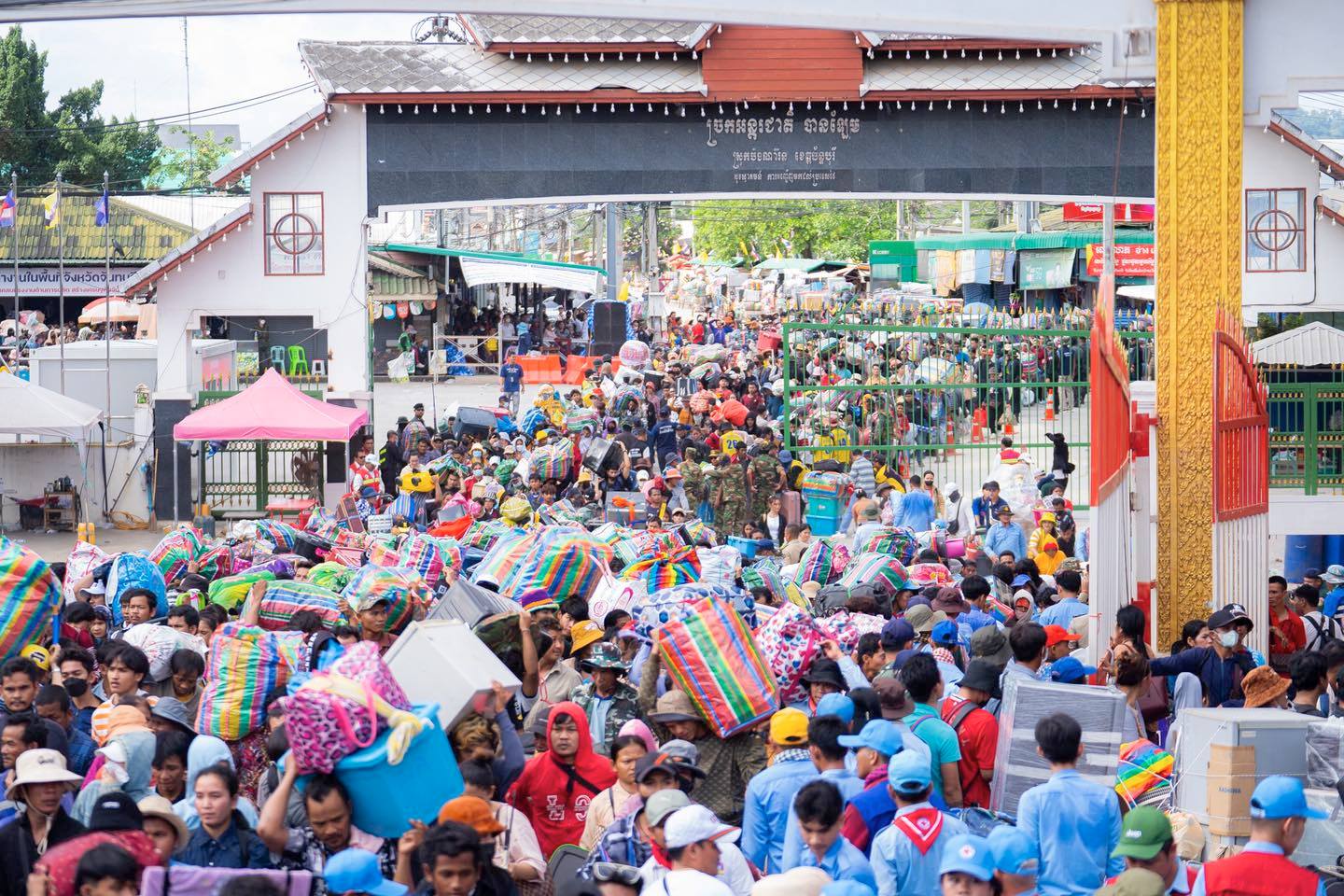ទិដ្ឋភាពពលរដ្ឋត្រឡប់មកកម្ពុជាតាមច្រកអន្តរជាតិដូង នាថ្ងៃទី៧ ខែសីហា ឆ្នាំ២០២៥