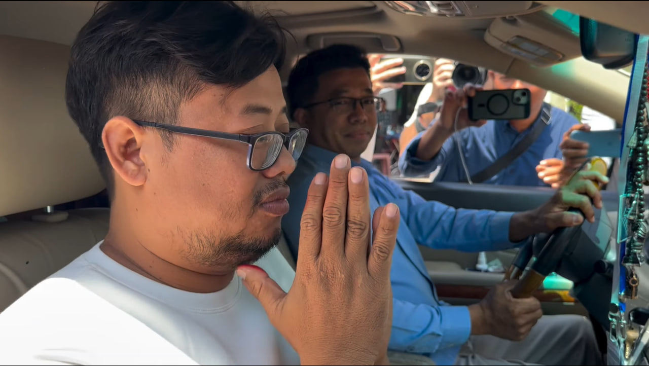 លោក ម៉ិច ដារ៉ា ស្ថិតក្នុងរថយន្ត ពេលចេញពីពន្ធនាគារ ដោយមានលោក ណុប វី ជាអ្នកបើក និងទៅទទួល។