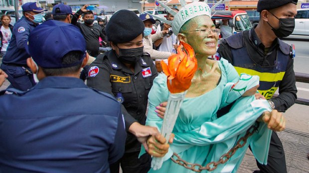 កញ្ញា សេង ធារី ត្រូវបានសមត្ថកិច្ចឃាត់ខ្លួននៅមុខសាលាដំបូងរាជធានីភ្នំពេញ នាថ្ងៃទី១៤ ខែមិថុនា ឆ្នាំ២០២២