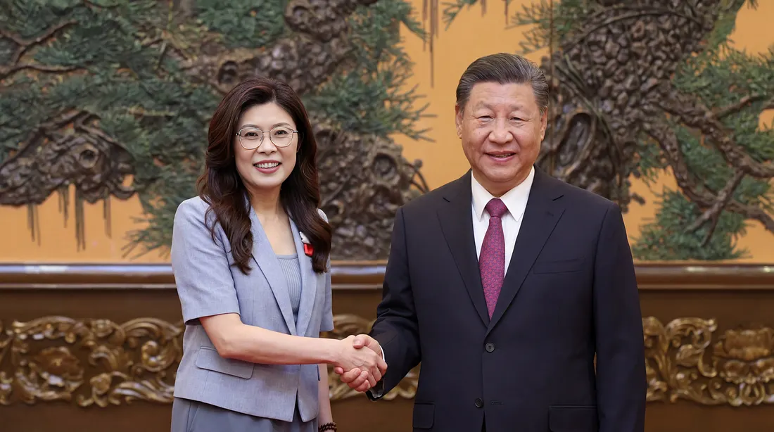 លោកស្រី&nbsp;ឆេង លីវុន(Cheng Li-wun)(ឆ្វេង) និងលោក ស៊ី ជីនពីង