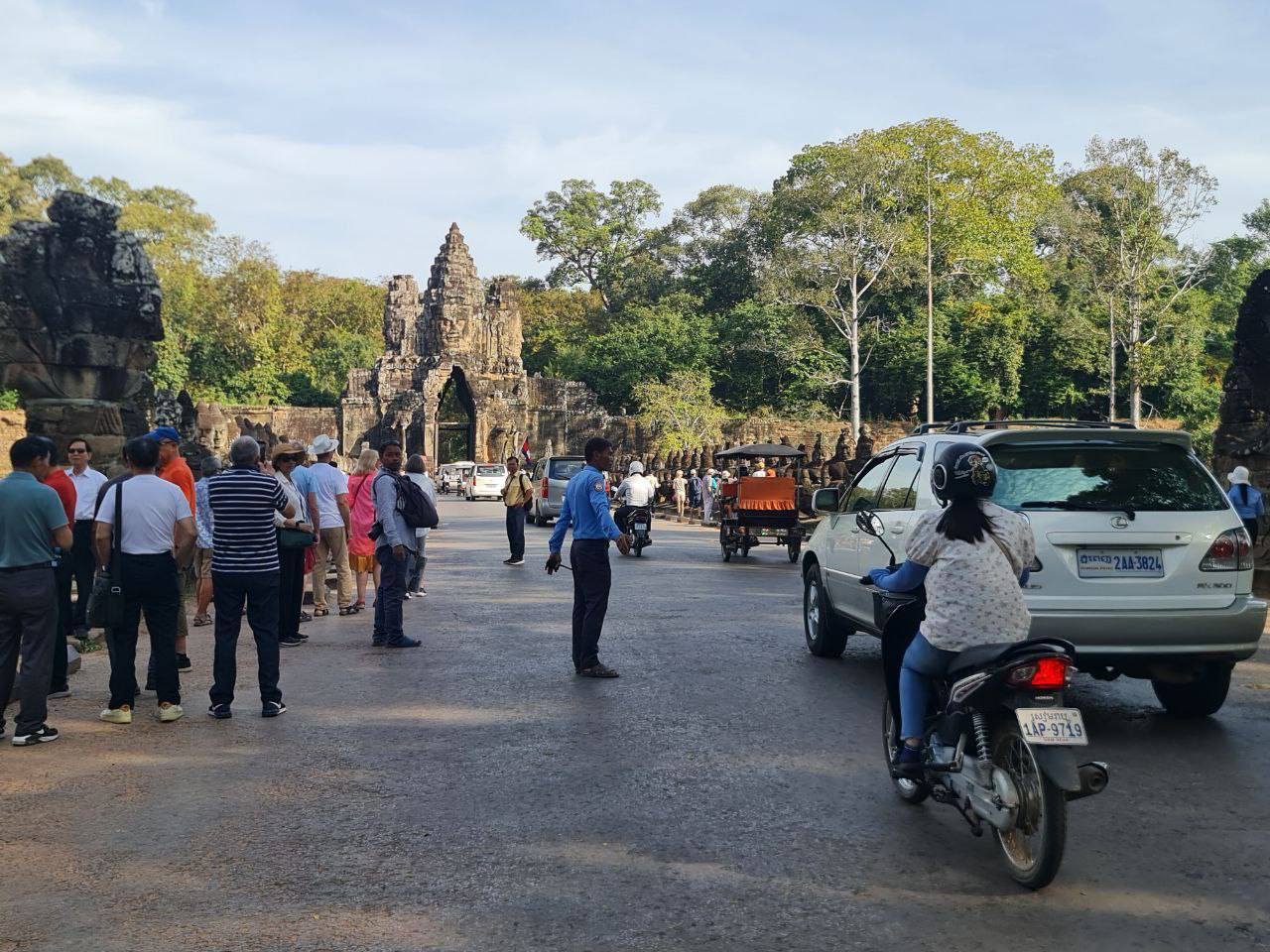 ទិដ្ឋភាពភ្នាក់ងារទេសចរណ៍ជួយសម្រួលចរាចរណ៍ដល់ភ្ញៀវទៅកម្សាន្តតំបន់អង្គរ។ ប្រភព៖ អាជ្ញាធរជាតិអប្សរា