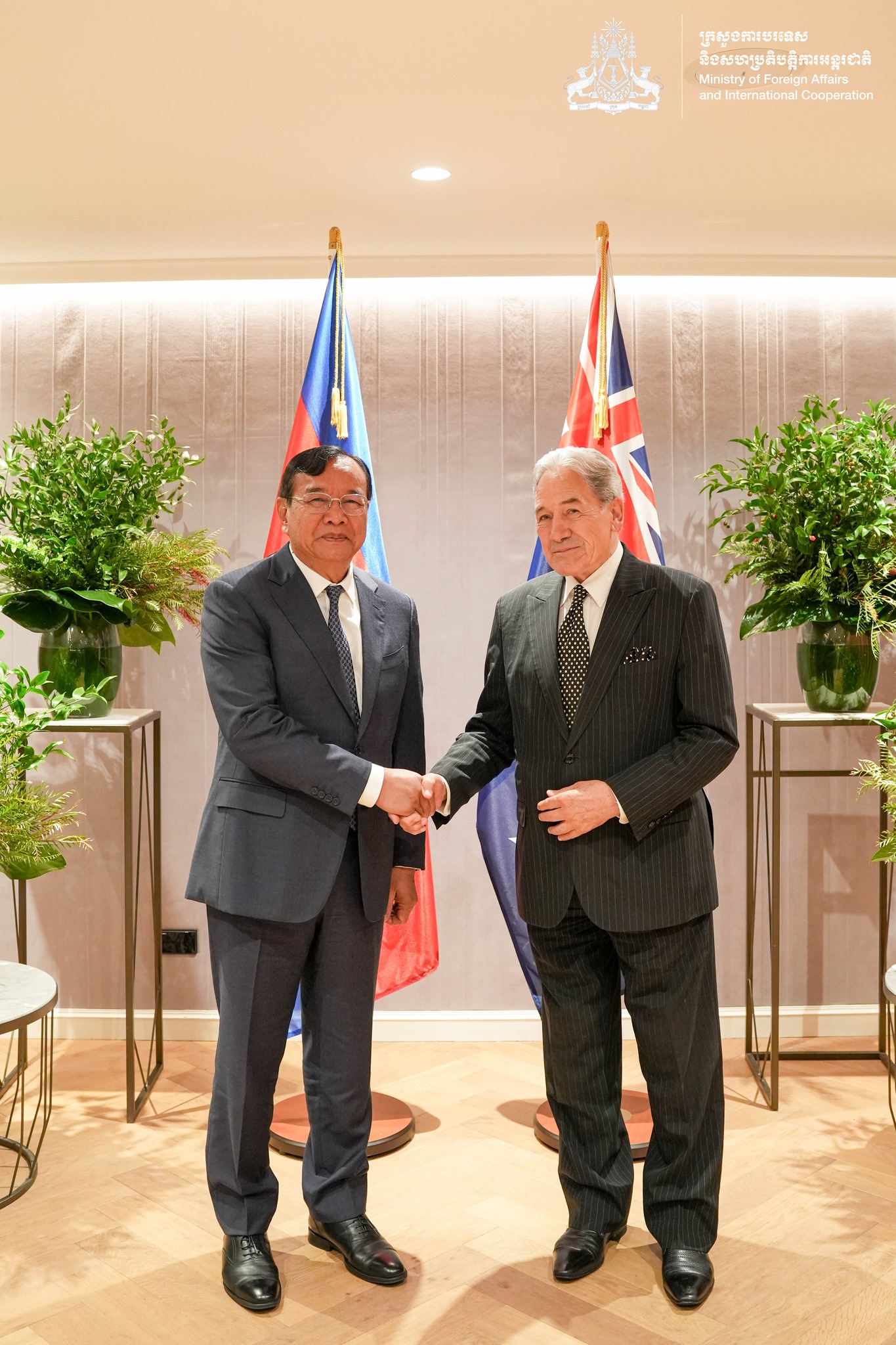 លោកឧបនាយករដ្ឋមន្រ្តី ប្រាក់ សុខុន រដ្ឋមន្រ្តីក្រសួងការបរទេសកកម្ពុជា ជាមួយ លោក វីនស្តុន ភីធឺរ រដ្ឋមន្ត្រីការបរទេសនូវែលសេឡង់&nbsp;&nbsp;