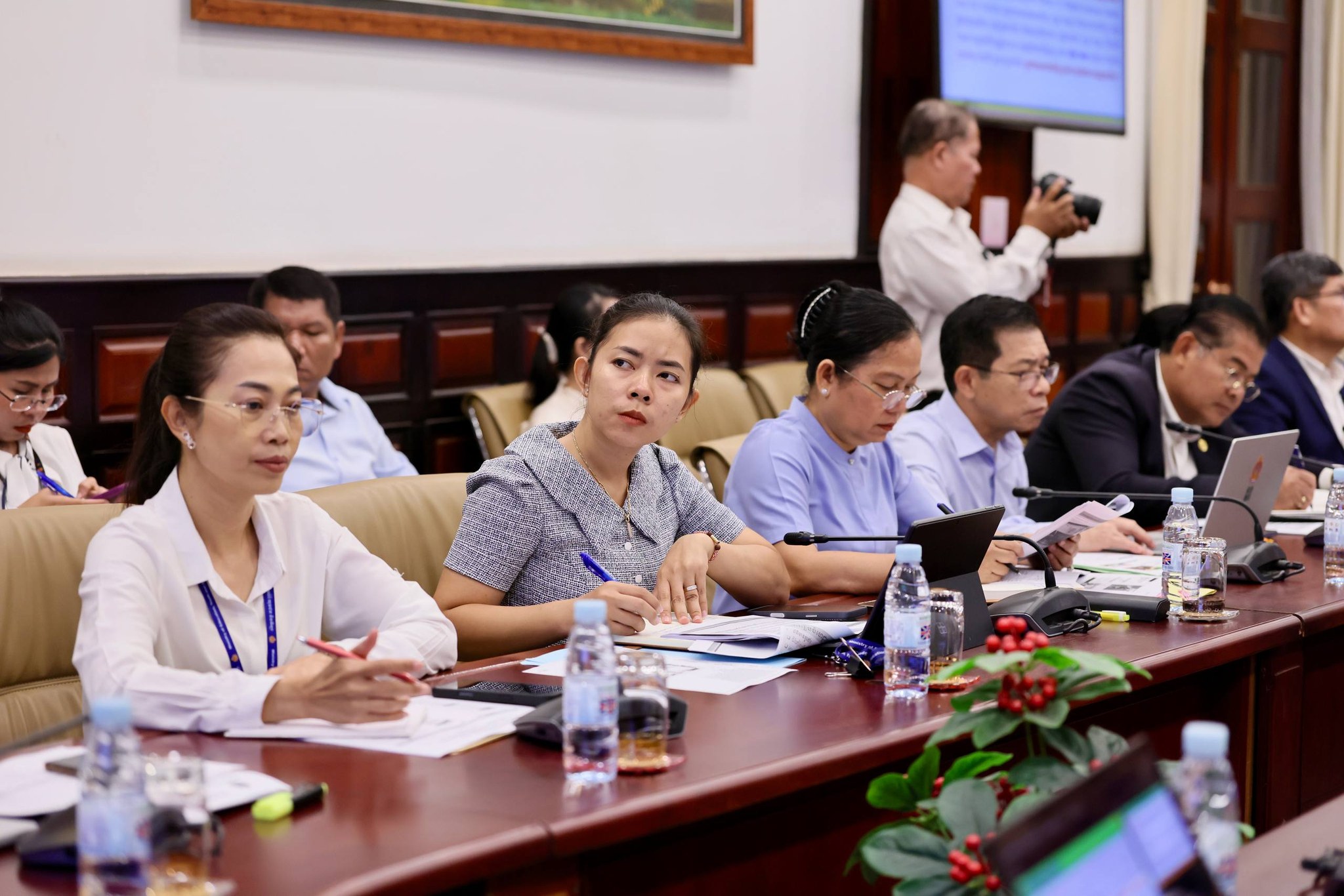 មន្រីពាក់ព័ន្ធចូលរួមកិច្ចប្រជុំស្តីពី «ការរៀបចំសាលារៀននៅជំរំក្នុងខេត្តបន្ទាយមានជ័យ»។ រូបភាព៖​ ក្រសួងអប់រំ