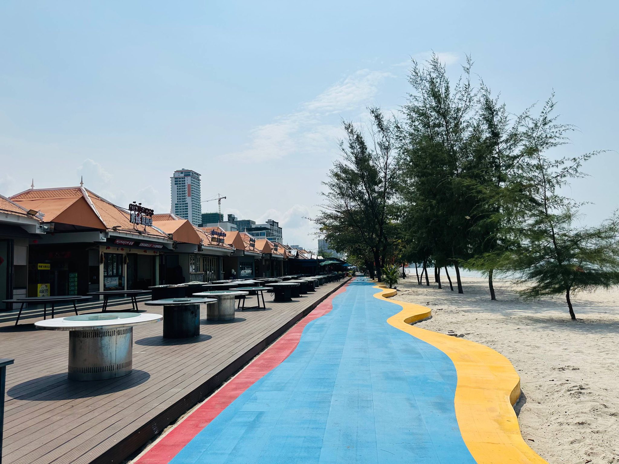 សំរាមចូលទៅក្នុងសមុទ្រ នៅតំបន់ឆ្នេរក្បែរសណ្ឋាគារសុខា ត្រូវបានសម្អាតរួចរាល់។ រូបភាព៖ ក្រសួងបរិស្ថាន