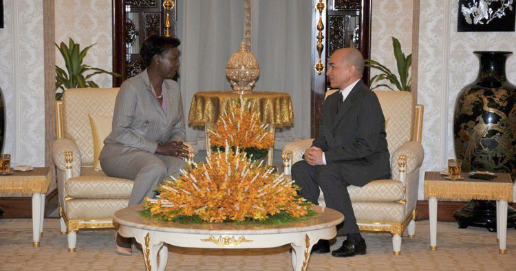 ព្រះមហាក្សត្រកម្ពុជា ប្រោសព្រះរាជទានសវនាការជាមួយអ្នកស្រី ល្វីស មូស៊ីគីវ៉ាបូ ពេលអ្នកស្រីធ្វើទស្សនកិច្ចនៅកម្ពុជា កាលពីឆ្នាំ២០១៩។&nbsp;