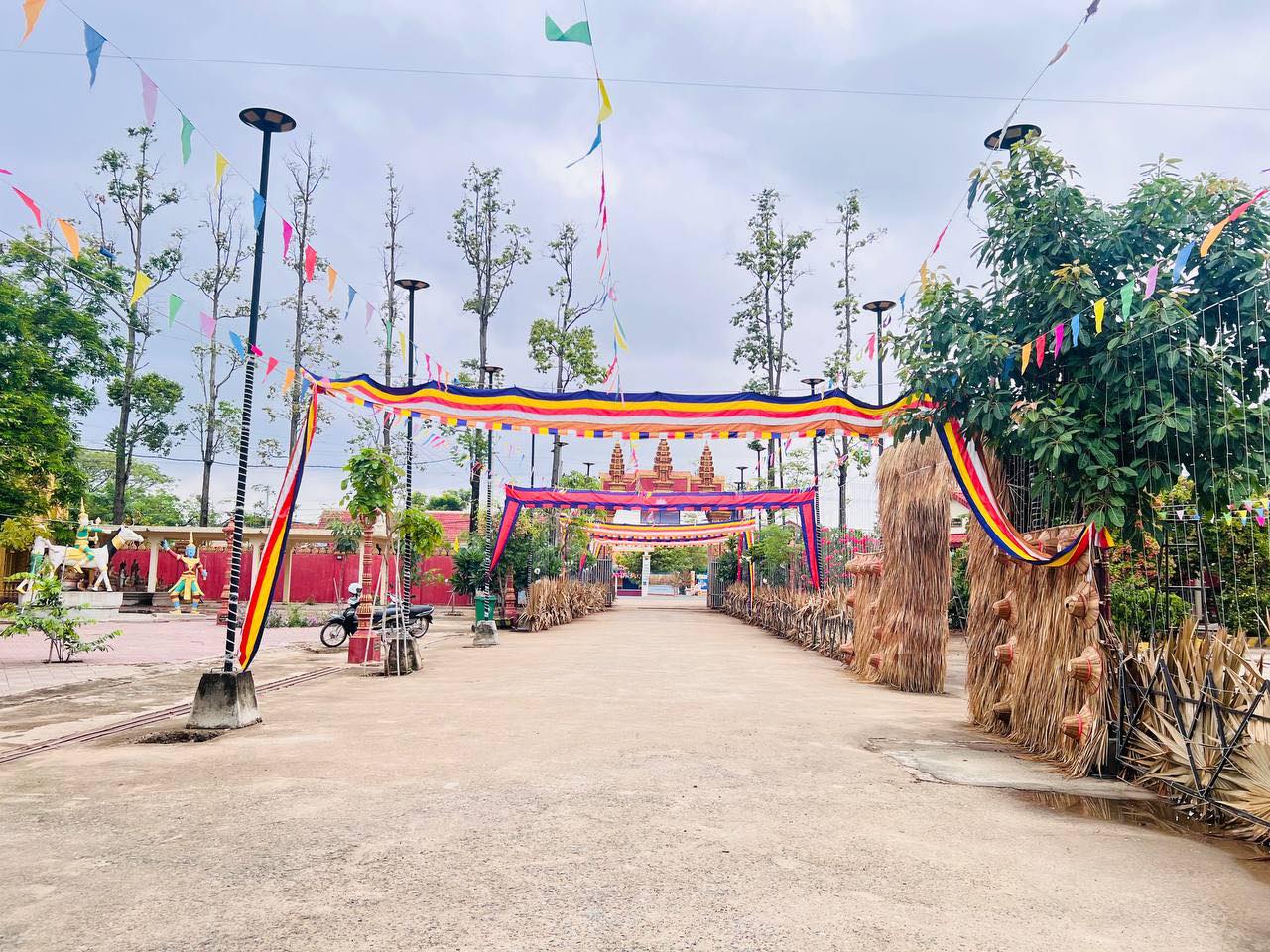 វត្តអារាមមួយកន្លែង ស្ថិតក្នុងខេត្តកណ្ដាល បានរៀបចំតុបតែងលម្អជាបណ្ដើរៗត្រៀមអបអរពិធីបុណ្យចូលឆ្នាំខ្មែរ