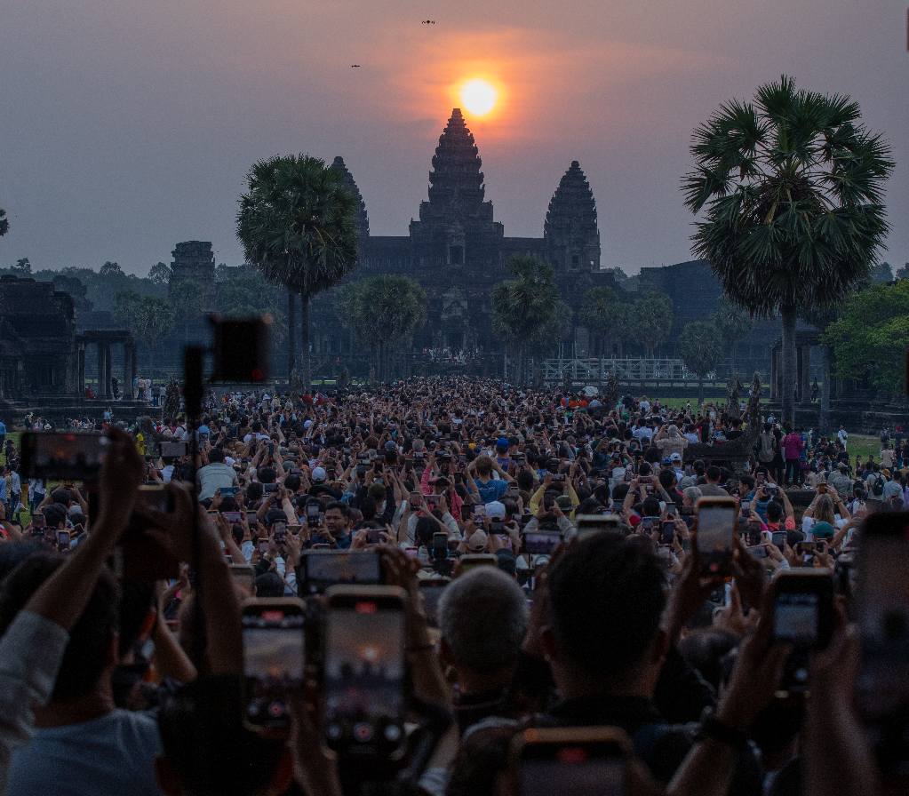 ទិដ្ឋភាពភ្ញៀវទេសចរទៅទស្សនាបាតុភូត«សមរាត្រី»ថ្ងៃដំបូង ក្នុងឆ្នាំ២០២៥