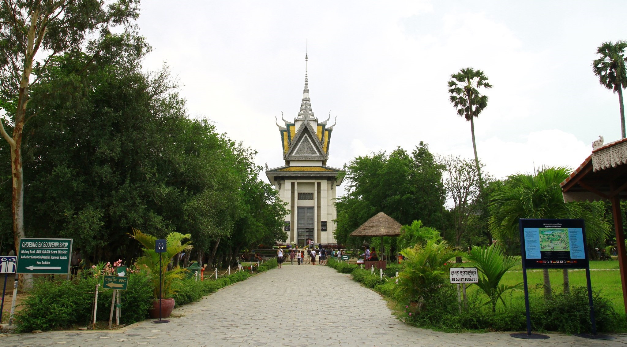 មជ្ឈមណ្ឌលប្រល័យពូជសាសន៍ជើងឯក ជាអតីតវាលពិឃាតមួយក្នុងរបបខ្មែរក្រហម ស្ថិតនៅប៉ែកនិរតីចម្ងាយប្រមាណ១៥គីឡូម៉ែត្រពីរាជធានីភ្នំពេញ (រូបពីហ្វេសប៊ុក៖&nbsp;មជ្ឈមណ្ឌលប្រល័យពូជសាសន៍ជើងឯក - Choeung EK Genocidal Center)