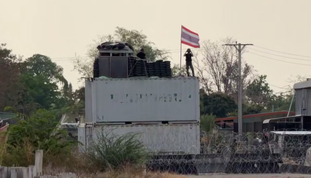 យោធាឈ្លានពានថៃ រៀបកង់ឡានធ្វើជាប៉មនិងដោតទង់ជាតិខ្លួនស្ថិតក្នុងដីកម្ពុជា។