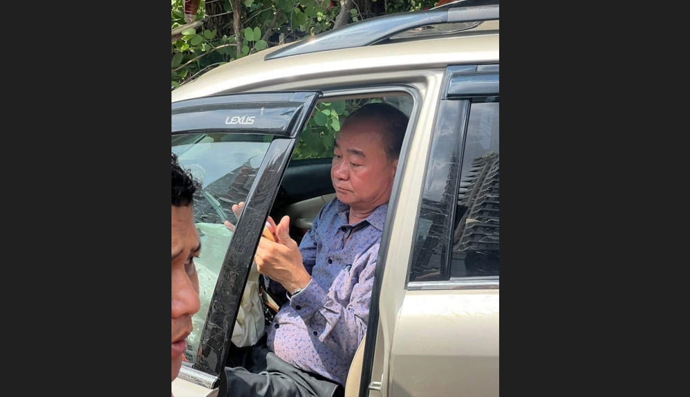 លោក ហ៊ុន ហេង អង្គុយចុចទូរសព្ទក្នុងរថយន្ត បន្ទាប់ពីបើកបុករះ