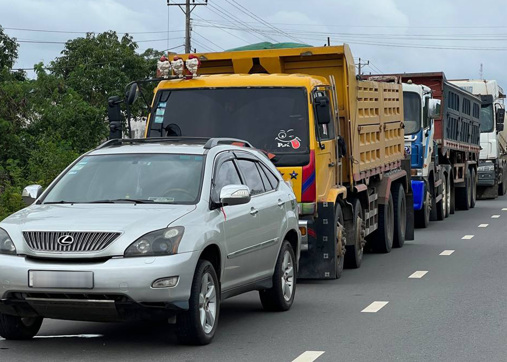 រថយន្តដឹកខ្សាច់ និងថ្មលើសទម្ងន់