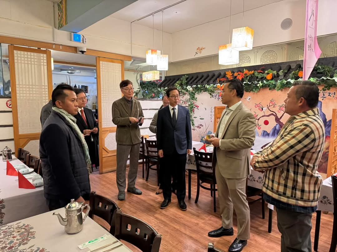 លោក នួន ផារ័ត្ន អភិបាលខេត្តកំពង់ធំ ពិភាក្សាជាមួយក្រុមអ្នកវិនិយោគកូរ៉េ ក្នុងឱកាសដំណើរទស្សនកិច្ចផ្លូវការទៅកាន់សាធារណរដ្ឋកូរ៉េ កាលពីពេលថ្មីៗ