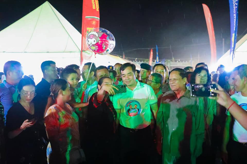 ប្រជាជន ថតសែលហ្វ៊ីជាមួយលោក អ៊ុន ចាន់ដា ក្នុងរាត្រីថ្ងៃទី៥ ខែសីហា ឆ្នាំ២០២៤ គឺជាថ្ងៃដែលរាជរដ្ឋាភិបាលកម្ពុជា បេីកការដ្ឋានសាងសង់ព្រែកជីកហ៊្វូណន។&nbsp;