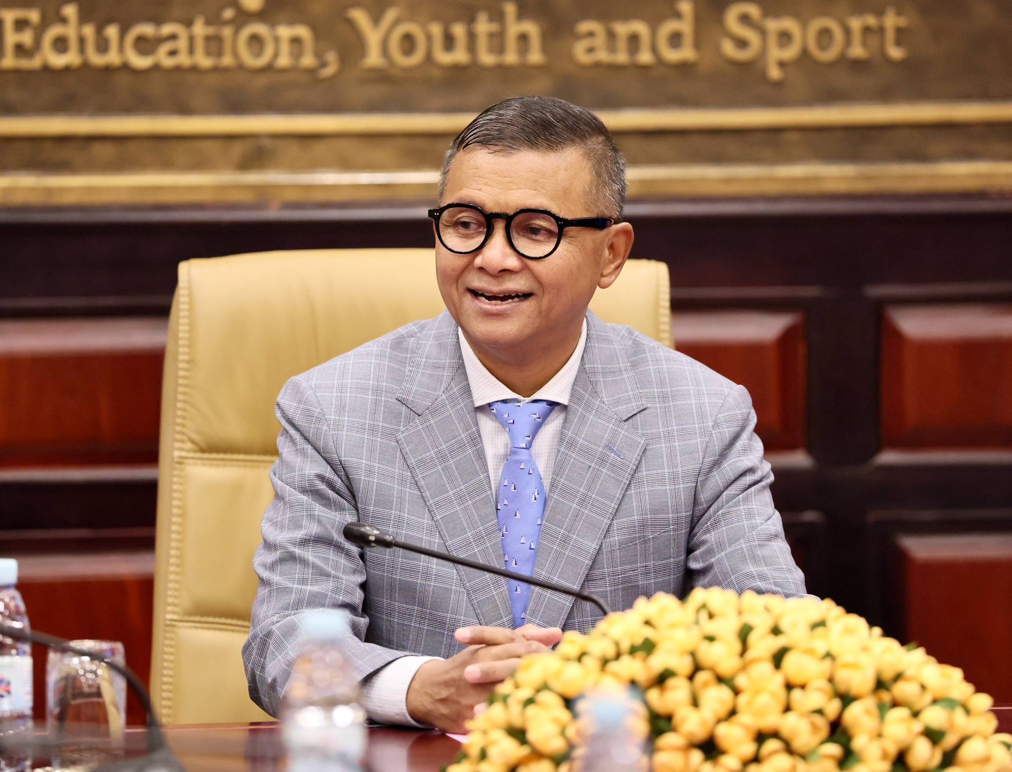 លោកឧបនាយករដ្ឋមន្ត្រី ហង់ជួន ណារ៉ុន រដ្ឋមន្ត្រីក្រសួងអប់រំ យុវជន និងកីឡា