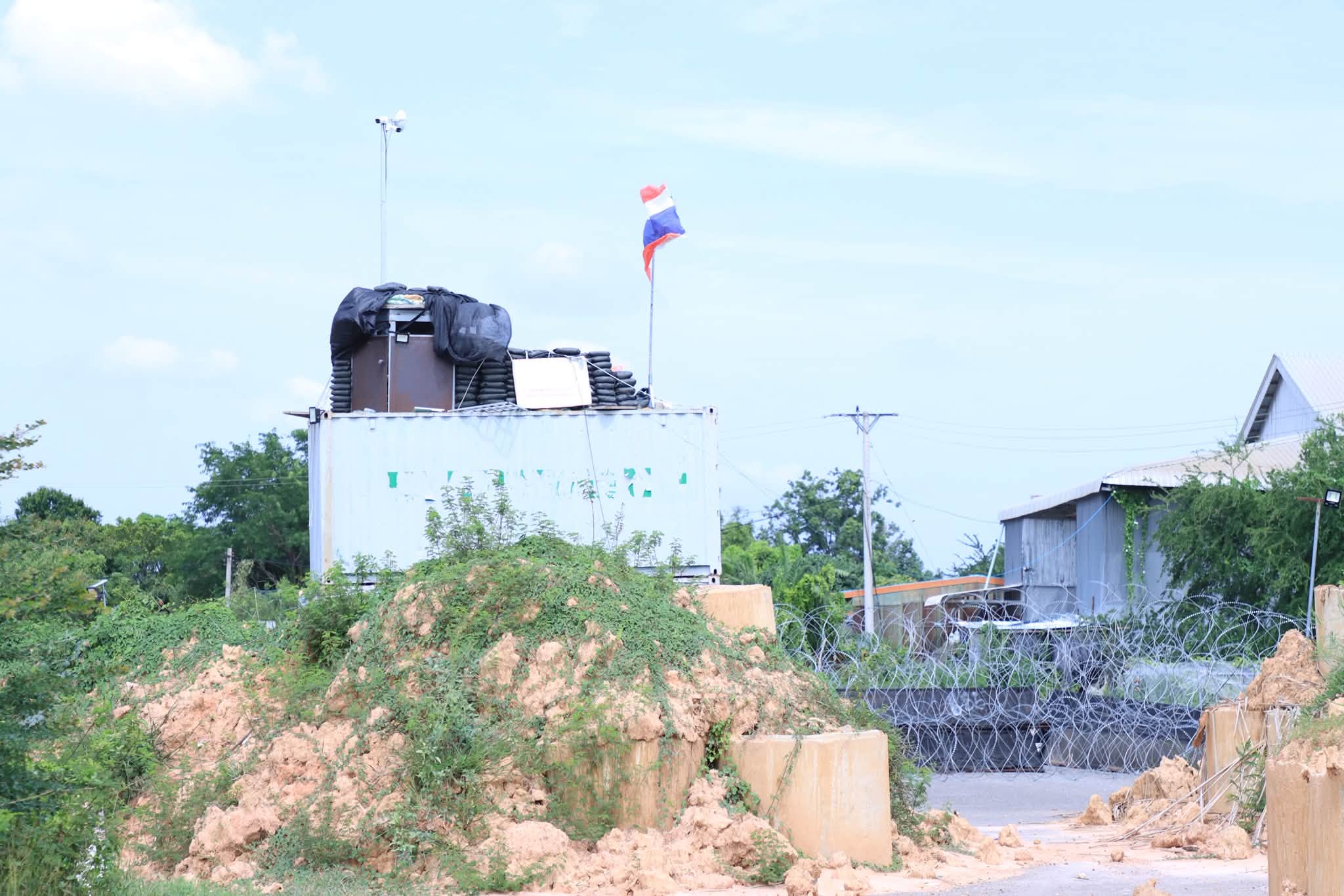 ថៃដាក់ទូកុងតឺន័រ និងរាយបន្លាលួសលើទឹកដីកម្ពុជា