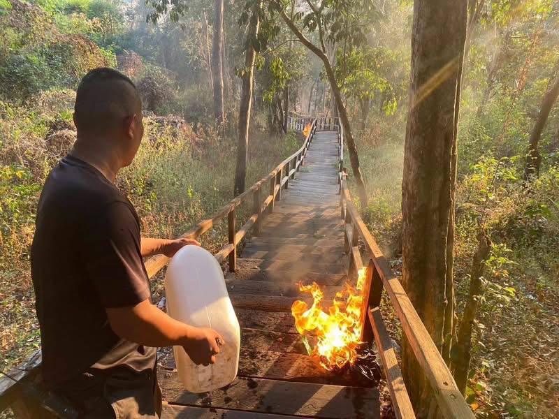 រូបភាព៖ ភាគីថៃដុតបំផ្លិចបំផ្លាញកាំជណ្តើរឈើឡើងទៅប្រាសាទខ្នារក្នុងទឹកដីកម្ពុជា។