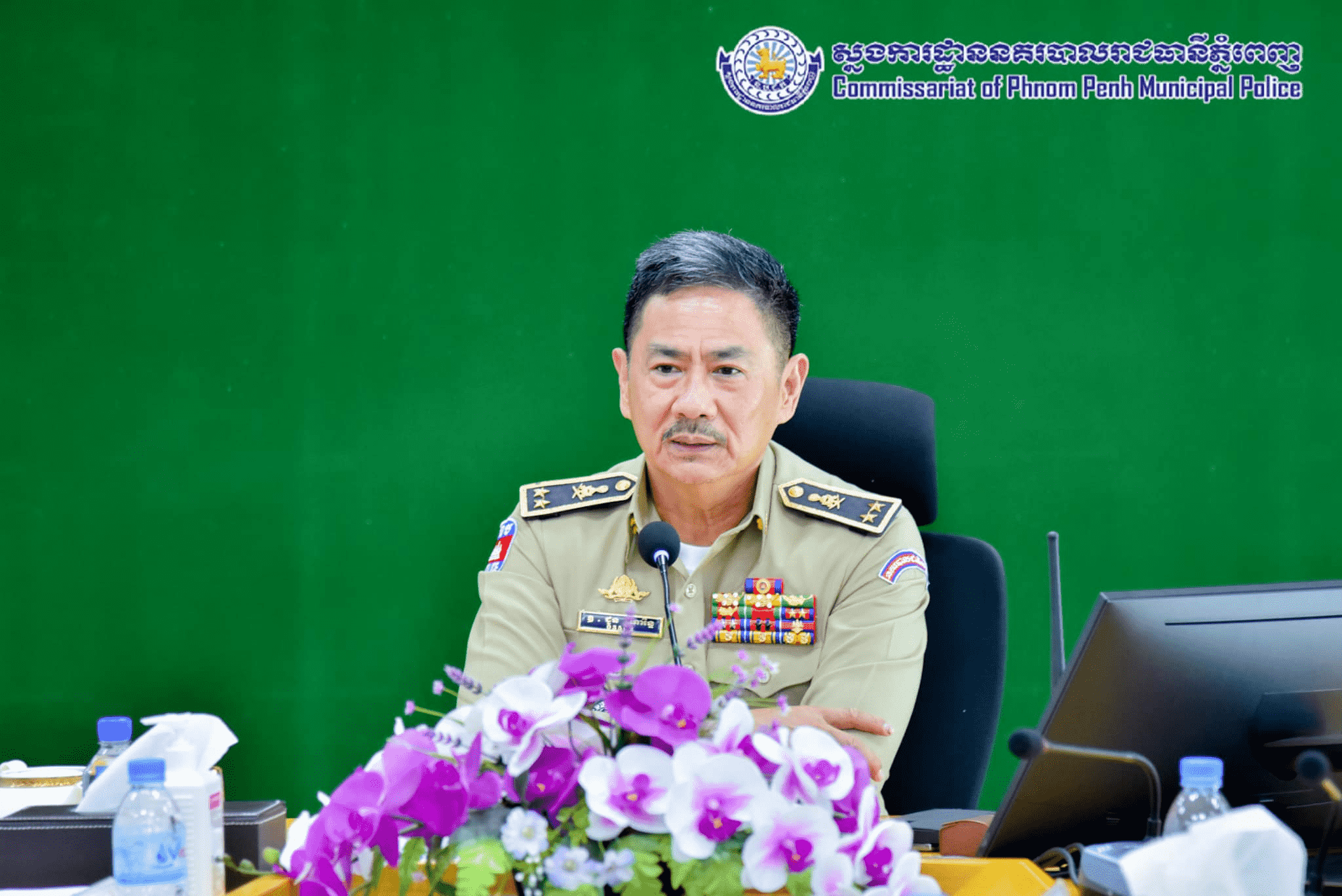 ឯកឧត្តម ឧត្តមសេនីយ៍ឯក ជួន ណារិន្ទ អគ្គស្នងការរង និងជាស្នងការនគរបាលរាជធានីភ្នំពេញ។ ប្រភព៖ ស្នងការដ្ឋាននគរបាលរាជធានីភ្នំពេញ