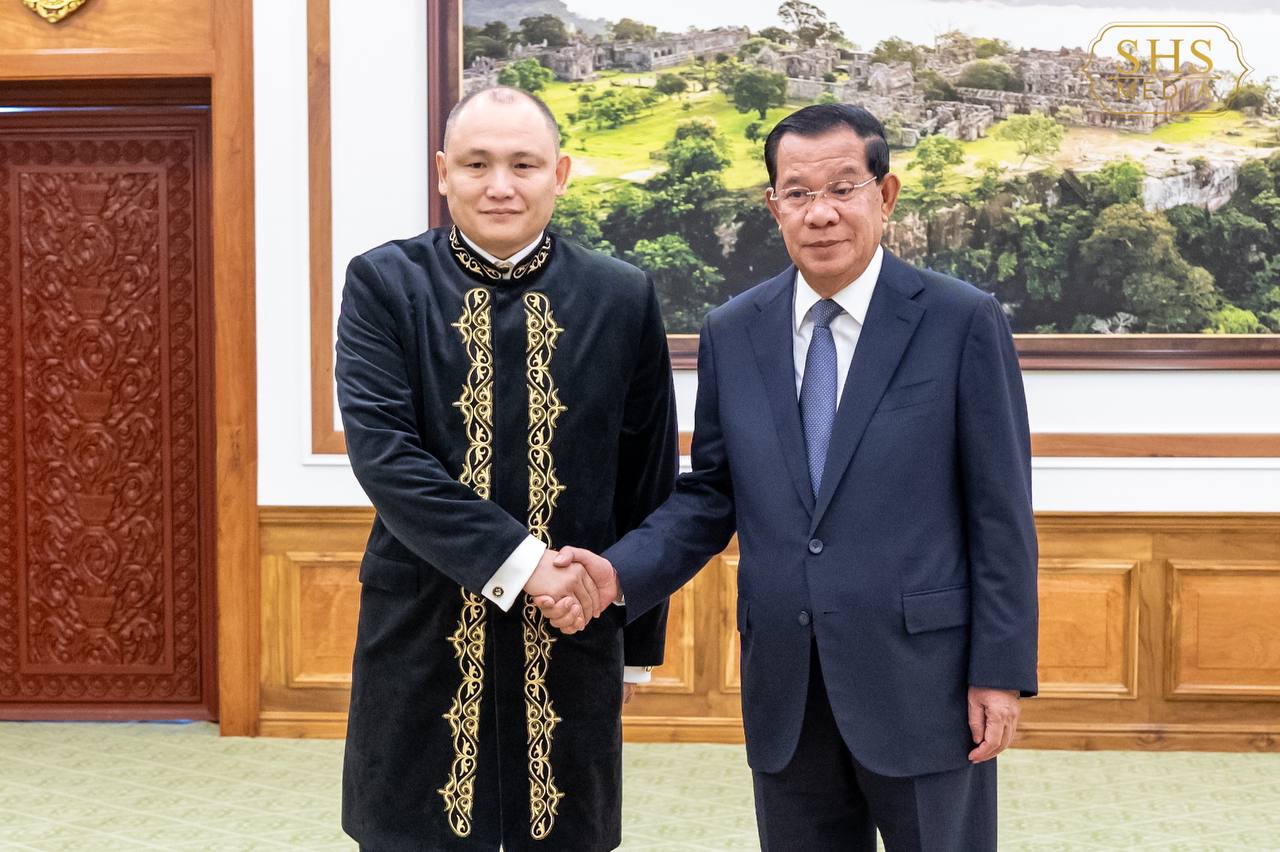 សម្តេចតេជោ ហ៊ុន សែន ប្រមុខរដ្ឋស្តីទីនៃកម្ពុជា និងលោក កាណាត់ ទូមិសហ្ស (Kanat TUMYSH) ឯកអគ្គរដ្ឋទូតតែងតាំងថ្មីនៃសាធារណរដ្ឋកាហ្សាក់ស្ថាន