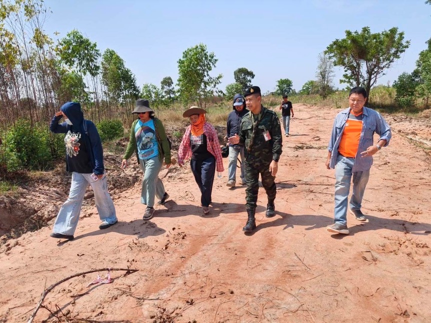 កងកម្លាំងថៃ នាំពលរដ្ឋខ្លួនទៅផ្ទៀតផ្ទាត់ដីនៅភូមិជោគជ័យ។ រូបភាព៖ កងទ័ពថៃ