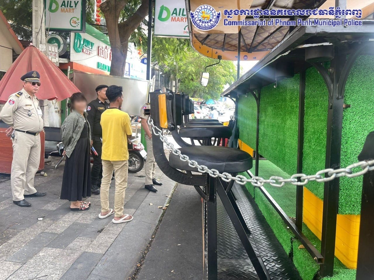 ម្ចាស់អាជីវកម្មប្តីប្រពន្ធ ដែលកែច្នៃរថយន្តអគ្គិសនីដឹកភ្ញៀវតាមដងផ្លូវសាធារណៈត្រូវអាជ្ញាធរសង្កាត់ចតុមុខ ហៅអប់រំនិងធ្វើកិច្ចសន្យា។