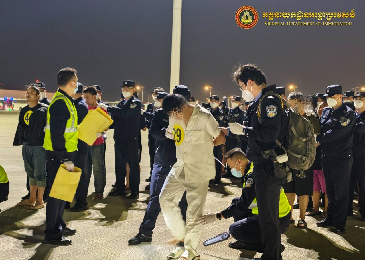 បទល្មើសឆបោកតាមប្រព័ន្ធបច្ចេកវិទ្យា ត្រូវសមត្ថកិច្ចបញ្ជូនទៅប្រទេសកំណើតវិញ។ រូបភាព៖ អគ្គនាយកដ្ឋានអន្តោប្រវេសន៍