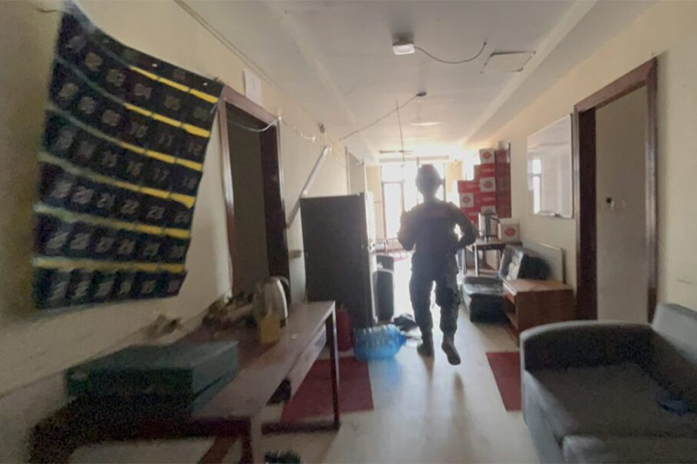 យោធាថៃ នាំអនុព័ន្ធយោធាបរទេស រួមទាំងភ្នាក់ងារប៉ូលិសស៊ើបសង្កេត (FBI) របស់អាម៉េរិកផង ចូលមកត្រួតពិនិត្យសណ្ឋាគារពីរកន្លែងស្ថិតនៅស្រុកអូរស្មាច់&nbsp;