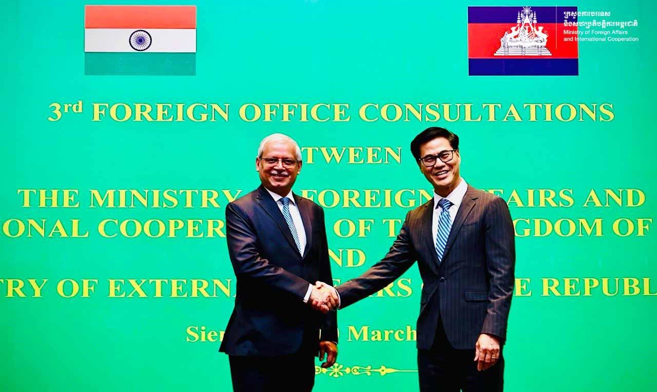 លោក អ៊ុន ឃាង រដ្ឋលេខាធិការក្រសួងការបរទេសកម្ពុជា និងលោក ចៃឌីប ម៉ាហ្ស៊ុមដា អនុរដ្ឋមន្រ្តីក្រសួងការបរទេសឥណ្ឌា ដឹកនាំកិច្ចប្រជុំពិគ្រោះយោបល់ការបរទេសលើកទី៣។&nbsp;