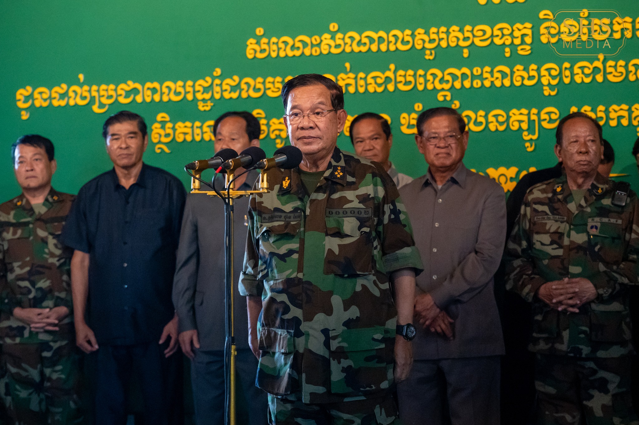 &nbsp;សម្តេចតេជោ ហ៊ុន សែន&nbsp;នាយឧត្តមសេនីយ៍ផុតលេខផ្កាយមាស៥ និងជាប្រធានព្រឹទ្ធសភាកម្ពុជា